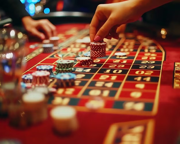 Live dealer table interface showing active games and player count